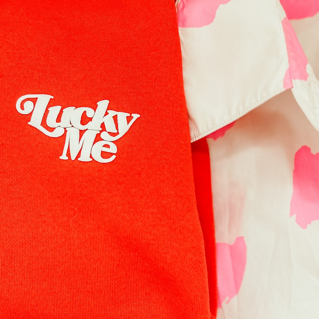 roter pullover mit der Aufschrift Lucky me